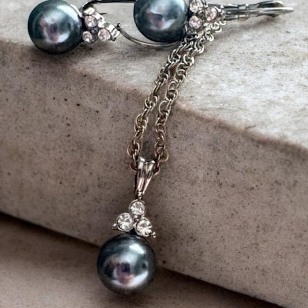 NIB Avon Pearlesque Grey Blue Pearl Rhinestone Pendant Necklace Earring Set